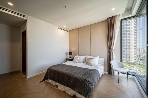 Ένα ή περισσότερα κρεβάτια σε δωμάτιο στο Lumiere Riverside - Raymond Holm - Luxurious 5-star apartment