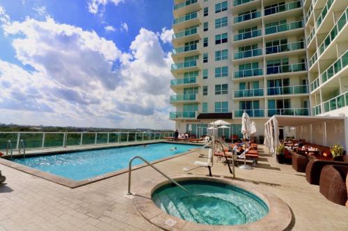 una piscina di fronte a un grande edificio di Private Condo in Hotel Arya Full Water Views includes parking a Miami