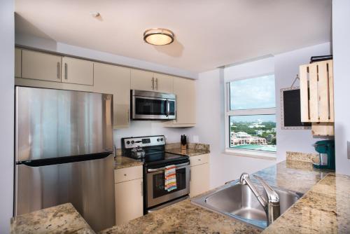 Coconut Grove Gorgeous Bay View 1 bedroom Condo Includes Parking photo 14