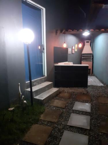 Cette chambre est dotée d'une lampe, d'un lavabo et d'un éclairage de rue. dans l'établissement Vilarejo do aconchego, à Santa Cruz de Minas