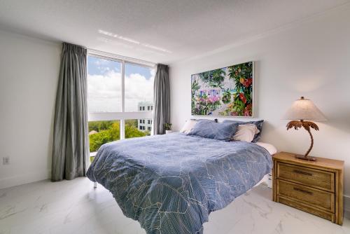 マイアミにあるCoconut Grove Retreat 1 bedroom apartment with Bay viewsのベッドルーム1室(ベッド1台、大きな窓付)