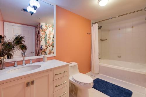 マイアミにあるCoconut Grove Retreat 1 bedroom apartment with Bay viewsのバスルーム(洗面台、トイレ、バスタブ付)