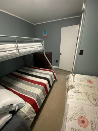 1 Schlafzimmer mit 2 Etagenbetten und einer Tür in der Unterkunft 23 B ST APARTMENTS in Hampton