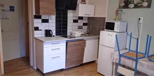 Dapur atau dapur kecil di Appartement cosy à Néris-les-Bains - 30 m² - Parking