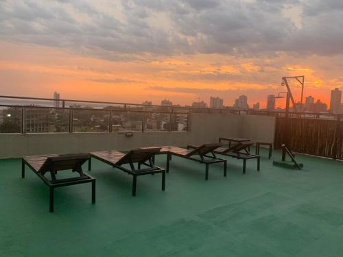 Η ανατολή ή δύση του ηλίου όπως φαίνεται από αυτό το διαμέρισμα ή από εκεί κοντά