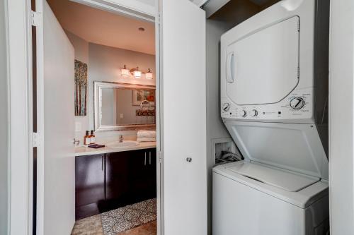 lavadero con lavadora, secadora y fregadero en Luxury Penthouse with Private Rooftop Terrace in Coconut Grove Hotel, en Miami