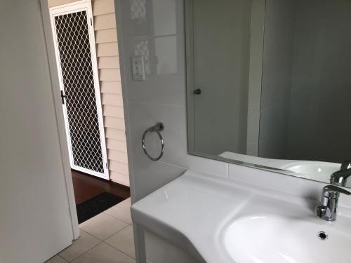 Bilik mandi di Sandhills Cottage