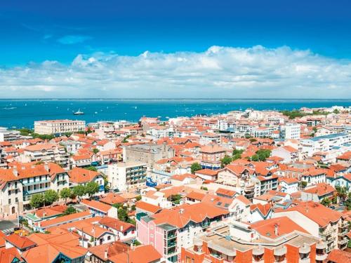 Photo de la galerie de l'établissement Appartement proche plage & casino avec balcon et parking privé, Arcachon - FR-1-319-110, à Arcachon
