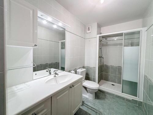 une salle de bain avec un lavabo, des toilettes et une douche dans l'établissement Appartement avec parking à 250m de la plage, proche commerces - FR-1-361-120, à Jullouville