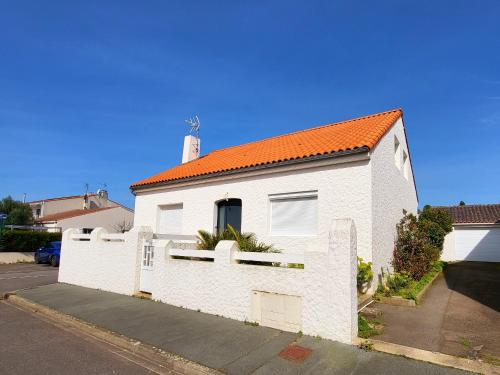 Maison Rénovée 5 Chambres, WiFi, Parking, à 800m du Marché et 1km Plage