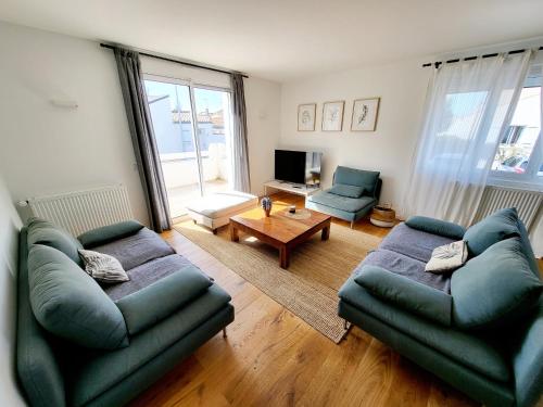 Maison Rénovée 5 Chambres, WiFi, Parking, à 800m du Marché et 1km Plage