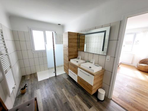 une salle de bain avec un lavabo et un miroir dans l'établissement Maison Rénovée 5 Chambres, WiFi, Parking, à 800m du Marché et 1km Plage - FR-1-92-891, à Les Sables-dʼOlonne