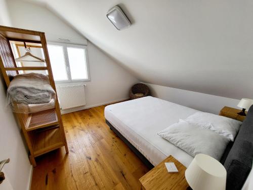 Maison Rénovée 5 Chambres, WiFi, Parking, à 800m du Marché et 1km Plage