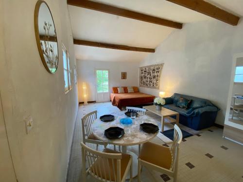 un salon avec une table et un canapé dans l'établissement Studio 50 m² avec Jardin à 350 m de la Plage, Saint Brevin l’Océan - FR-1-364-158, à Saint-Brévin-les-Pins