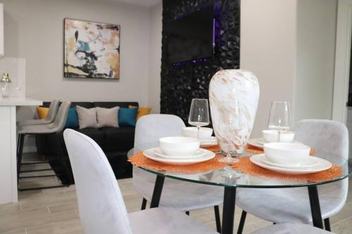 een eetkamer met een glazen tafel en witte stoelen bij 3BR Newly Built Home in Houston, TX in Houston