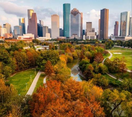 een luchtzicht op een stad met een rivier bij 3BR Newly Built Home in Houston, TX in Houston