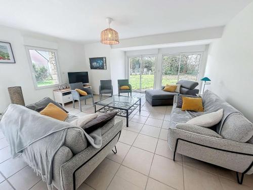 صورة لـ Grande maison près plage Carolles, 5 chambres, jardin, parking, wifi gratuit – 10 pers. - FR-1-361-537 في كارّوليس