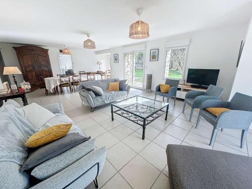 صورة لـ Grande maison près plage Carolles, 5 chambres, jardin, parking, wifi gratuit – 10 pers. - FR-1-361-537 في كارّوليس