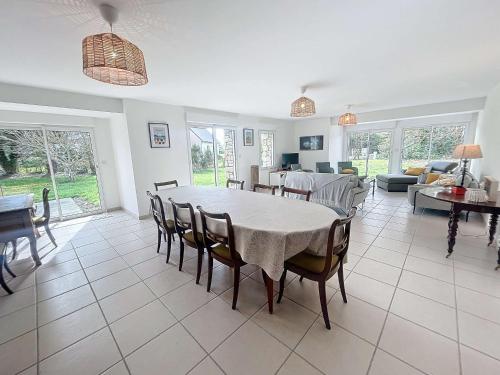une salle à manger avec une table et des chaises dans l'établissement Grande maison près plage Carolles, 5 chambres, jardin, parking, wifi gratuit – 10 pers. - FR-1-361-537, à Carolles