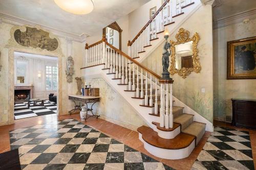 - un escalier dans une maison avec un sol en damier dans l'établissement Historic Chateau at La Caille, à Sandy