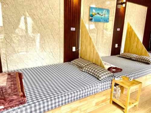 מיטה או מיטות בחדר ב-Lake view homestay