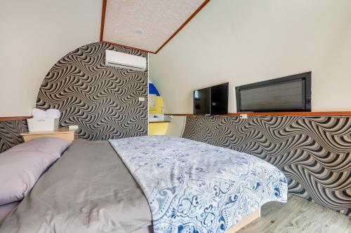 Ein Bett oder Betten in einem Zimmer der Unterkunft Shen-Lu-Ju B&B