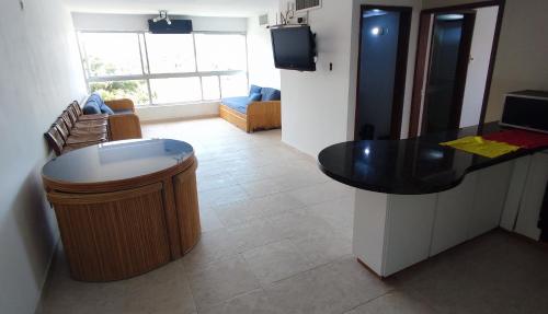 una cucina con vasca e tavolo in una camera di Apartamento en Tucacas a Tucacas