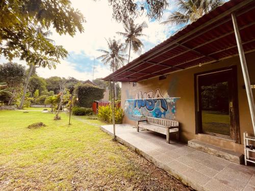 Jardín al aire libre en Pedidi Penida Hostel