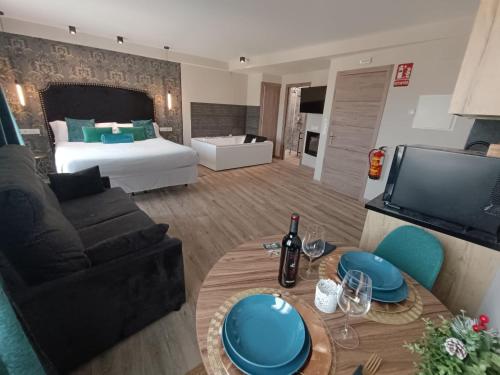 Airen Suites في تشينتشون: غرفة معيشة مع سرير وأريكة وطاولة