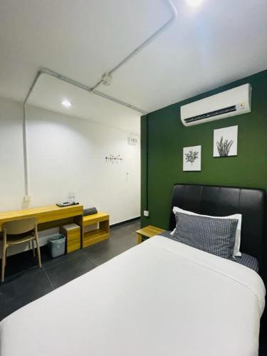 Katil atau katil-katil dalam bilik di Halo Rooms Hotel