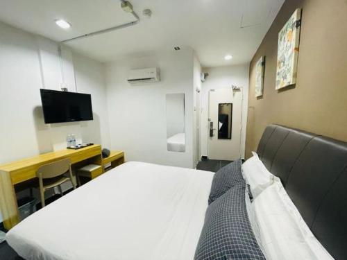 Televisyen dan/atau pusat hiburan di Halo Rooms Hotel