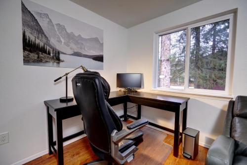 un bureau avec un bureau, une chaise et un ordinateur dans l'établissement Green Valley Getaway - 2br Family Friendly Home, à Mendenhaven