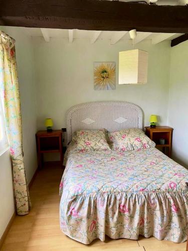 une chambre avec un lit avec une couette dessus dans l'établissement Maison charmante à Tours-en-Vimeu avec grand jardin clos, à Tours-en-Vimeu