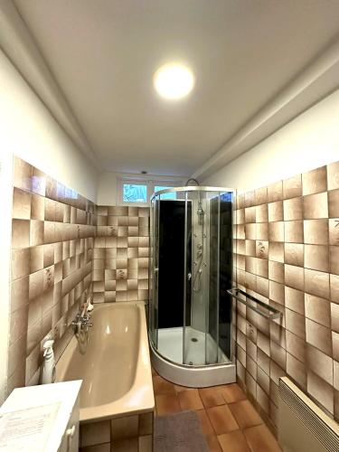 une salle de bain avec douche et baignoire dans l'établissement Maison charmante à Tours-en-Vimeu avec grand jardin clos, à Tours-en-Vimeu