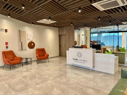 a lobby with two chairs and a reception desk at Apartamento en Panama in Panama City