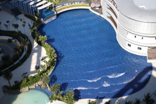 Uitzicht op het zwembad bij Azure Urban Resort and Residences by Precious Moments Staycation of in de buurt