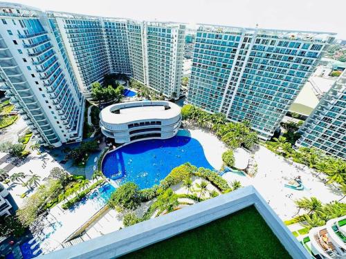 Uitzicht op het zwembad bij Azure Urban Resort and Residences by Precious Moments Staycation of in de buurt