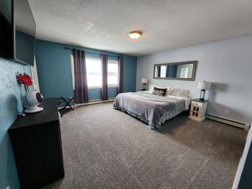 um quarto com paredes azuis e uma cama com um espelho em Hidden Lakefront Villa em Fairbanks