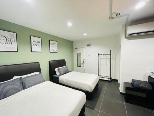Katil atau katil-katil dalam bilik di Halo Rooms Hotel