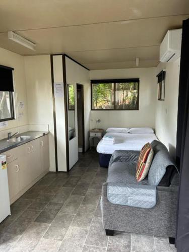 Katil atau katil-katil dalam bilik di Batemans Bay Holiday Park & Hostel