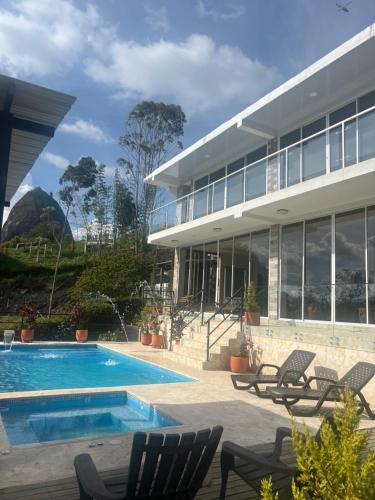 una casa con piscina al lado de un edificio en Suite de lujo 201, en Guatapé