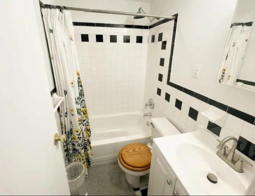 uma casa de banho branca com um WC e um lavatório em 1727-1RS Cozy Studio on the UES em Nova York