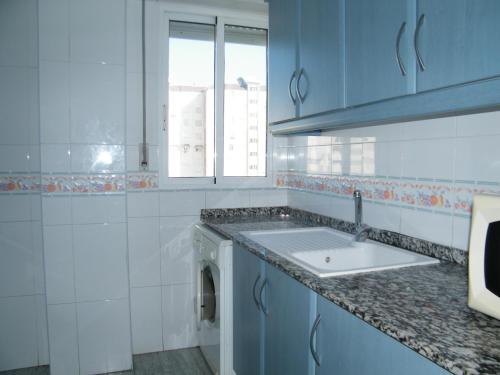 Virtuvė arba virtuvėlė apgyvendinimo įstaigoje Apartamento Playa de Gandía, 3 dormitorios, 6 personas - ES-314-14