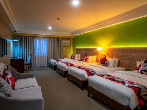 Posteľ alebo postele v izbe v ubytovaní Kojo Hotels Cebu-Mandaue