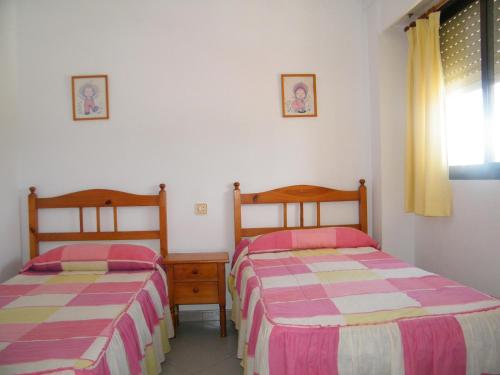 מיטה או מיטות בחדר ב-Apartamento Playa de Gandía, 3 dormitorios, 7 personas - ES-314-11