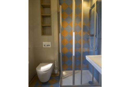 La salle de bains est pourvue d'une douche, de toilettes et d'un lavabo. dans l'établissement Beautiful apartment in Tuscany, à Fauglia