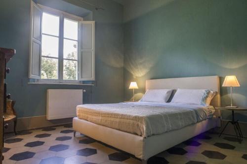 Un dormitorio con una cama grande y una ventana en Beautiful apartment in Tuscany, en Fauglia