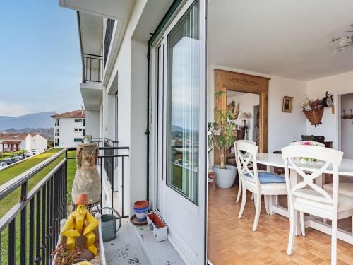 Photo de la galerie de l'établissement Appartement lumineux à quelques pas du centre de Ciboure avec WIFI et balcon - FR-1-4-687, à Ciboure