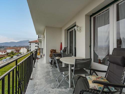 Photo de la galerie de l'établissement Appartement lumineux à quelques pas du centre de Ciboure avec WIFI et balcon - FR-1-4-687, à Ciboure