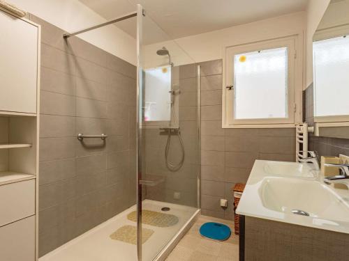 y baño con ducha y lavamanos. en Appartement Ciboure, 4 pièces, 6 personnes - FR-1-4-687, en Ciboure
